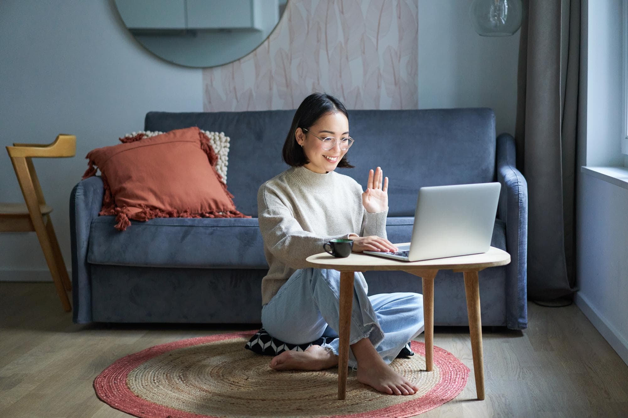 An expat seeking online therapy in Singapore.