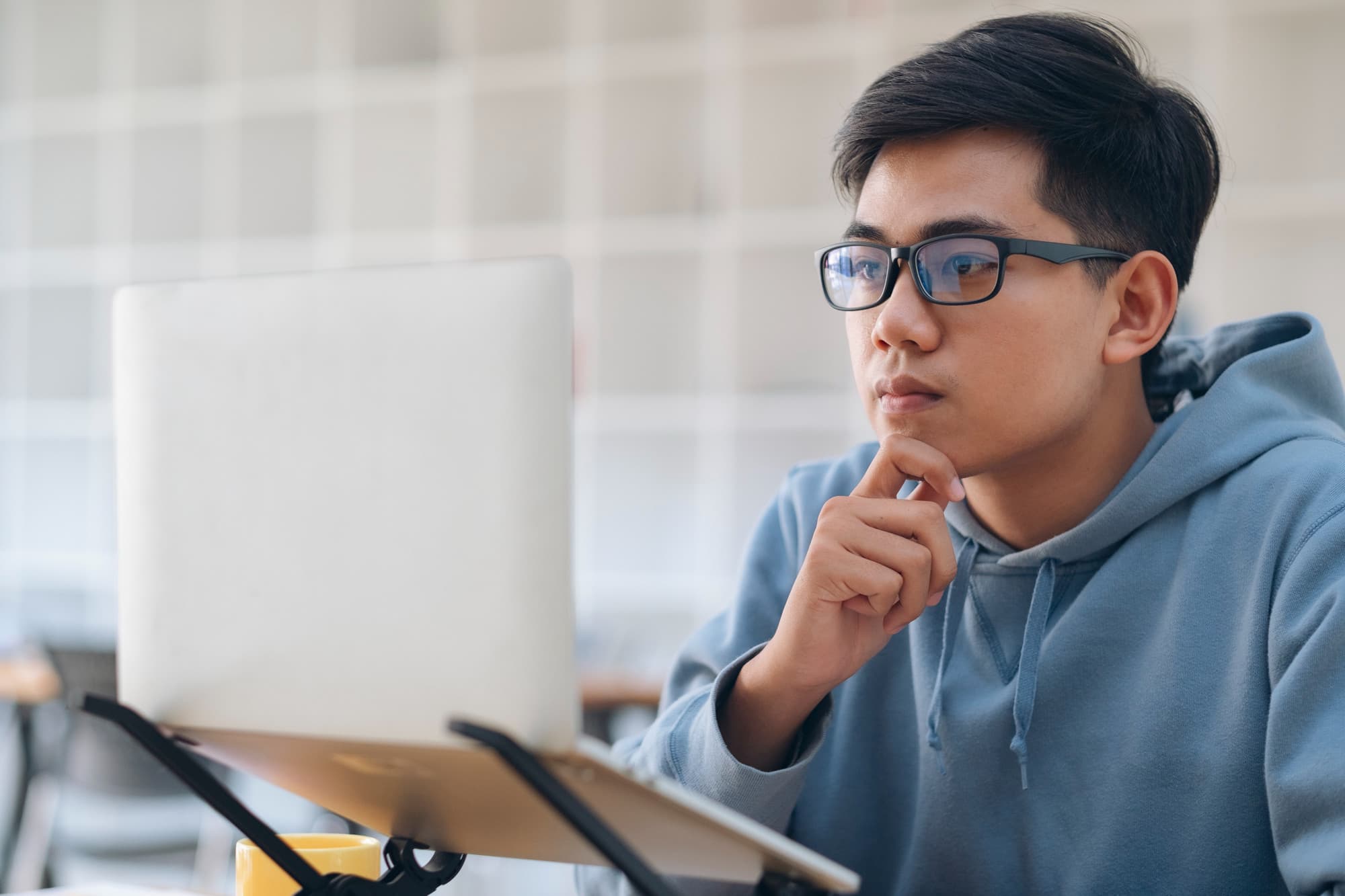 A person choosing a therapist in Singapore - surfing for good therapist traits and therapy red flags.